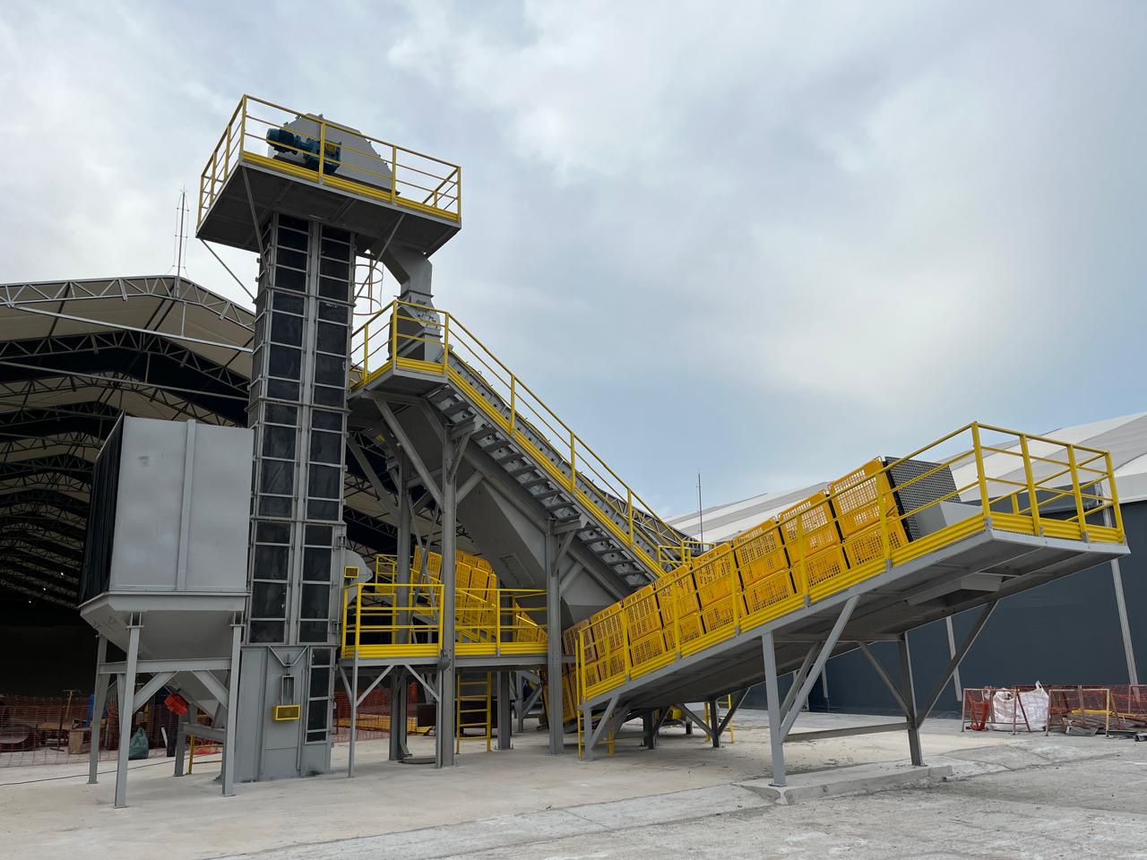 Equipe técnica em campo realizando diagnóstico industrial