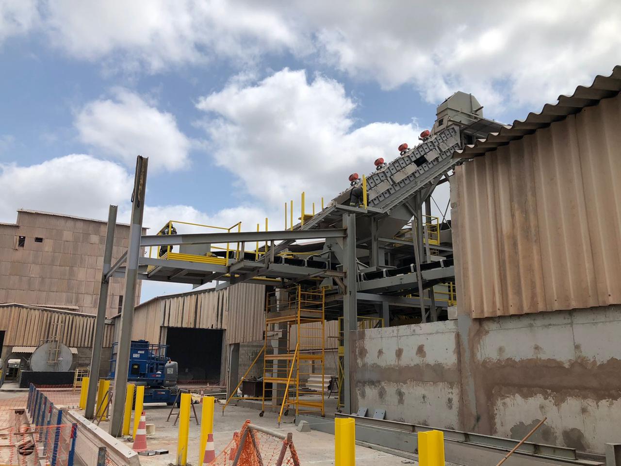 Equipamento industrial para fertilizantes em processo de fabricação