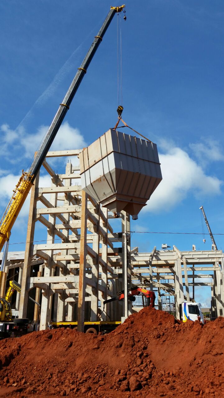 Elevador de canecas para fertilizantes
